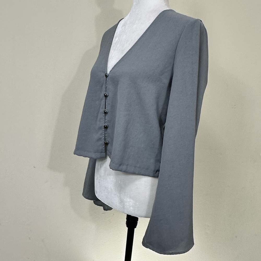 emory park Soft Grey Cropped Waist an Alluring V-Neck Button Up Shirt Top L - Picture 4 of 14